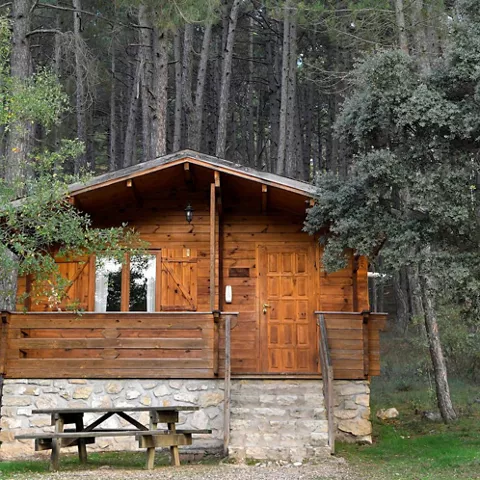 Cabañas en Cuenca Llano de los Conejos – Alojamiento rural en cabañas de madera con encanto en la Serranía de Cuenca, rodeadas de bosques, ríos y naturaleza. Disponen de piscina ecológica, zona infantil con cabaña en los árboles, barbacoas y horno de leña durante todo el año, y zonas exteriores en cada cabaña. Están totalmente equipadas y separadas entre sí, con cocina, aire acondicionado, calefacción y son pet friendly. Perfectas para escapadas rurales de fin de semana, puentes o vacaciones. Actividades: senderismo, rutas en bici, vías ferratas, piragüismo y observación astronómica. Ubicadas cerca de Cañamares, el Nacimiento del Río Cuervo, la Ciudad Encantada y la Hoz de Beteta, a poco más de 2 horas de Madrid o Valencia.