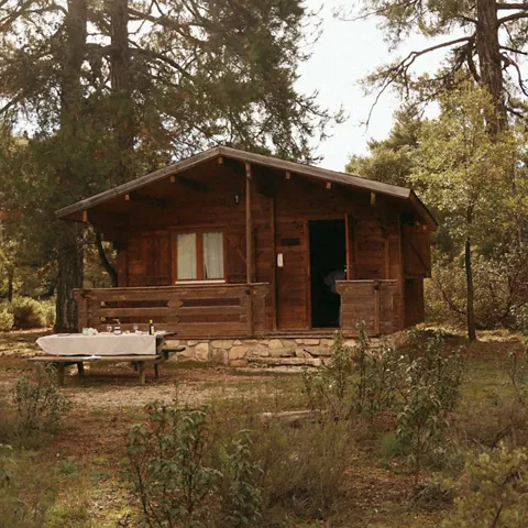 Cabañas en Cuenca Llano de los Conejos – Alojamiento rural en cabañas de madera con encanto en la Serranía de Cuenca, rodeadas de bosques, ríos y naturaleza. Disponen de piscina ecológica, zona infantil con cabaña en los árboles, barbacoas y horno de leña durante todo el año, y zonas exteriores en cada cabaña. Están totalmente equipadas y separadas entre sí, con cocina, aire acondicionado, calefacción y son pet friendly. Perfectas para escapadas rurales de fin de semana, puentes o vacaciones. Actividades: senderismo, rutas en bici, vías ferratas, piragüismo y observación astronómica. Ubicadas cerca de Cañamares, el Nacimiento del Río Cuervo, la Ciudad Encantada y la Hoz de Beteta, a poco más de 2 horas de Madrid o Valencia.