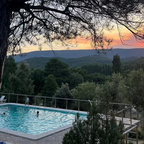 Cabañas en Cuenca Llano de los Conejos – Alojamiento rural en cabañas de madera con encanto en la Serranía de Cuenca, rodeadas de bosques, ríos y naturaleza. Disponen de piscina ecológica, zona infantil con cabaña en los árboles, barbacoas y horno de leña durante todo el año, y zonas exteriores en cada cabaña. Están totalmente equipadas y separadas entre sí, con cocina, aire acondicionado, calefacción y son pet friendly. Perfectas para escapadas rurales de fin de semana, puentes o vacaciones. Actividades: senderismo, rutas en bici, vías ferratas, piragüismo y observación astronómica. Ubicadas cerca de Cañamares, el Nacimiento del Río Cuervo, la Ciudad Encantada y la Hoz de Beteta, a poco más de 2 horas de Madrid o Valencia.
