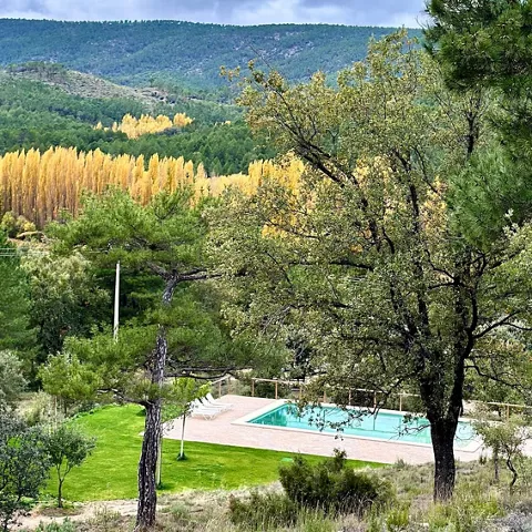 Cabañas en Cuenca Llano de los Conejos – Alojamiento rural en cabañas de madera con encanto en la Serranía de Cuenca, rodeadas de bosques, ríos y naturaleza. Disponen de piscina ecológica, zona infantil con cabaña en los árboles, barbacoas y horno de leña durante todo el año, y zonas exteriores en cada cabaña. Están totalmente equipadas y separadas entre sí, con cocina, aire acondicionado, calefacción y son pet friendly. Perfectas para escapadas rurales de fin de semana, puentes o vacaciones. Actividades: senderismo, rutas en bici, vías ferratas, piragüismo y observación astronómica. Ubicadas cerca de Cañamares, el Nacimiento del Río Cuervo, la Ciudad Encantada y la Hoz de Beteta, a poco más de 2 horas de Madrid o Valencia.