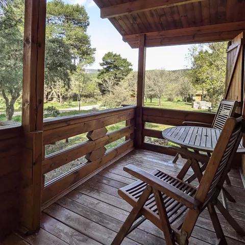 Cabañas en Cuenca Llano de los Conejos – Alojamiento rural en cabañas de madera con encanto en la Serranía de Cuenca, rodeadas de bosques, ríos y naturaleza. Disponen de piscina ecológica, zona infantil con cabaña en los árboles, barbacoas y horno de leña durante todo el año, y zonas exteriores en cada cabaña. Están totalmente equipadas y separadas entre sí, con cocina, aire acondicionado, calefacción y son pet friendly. Perfectas para escapadas rurales de fin de semana, puentes o vacaciones. Actividades: senderismo, rutas en bici, vías ferratas, piragüismo y observación astronómica. Ubicadas cerca de Cañamares, el Nacimiento del Río Cuervo, la Ciudad Encantada y la Hoz de Beteta, a poco más de 2 horas de Madrid o Valencia.