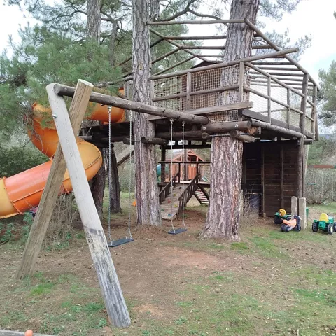 Cabañas en Cuenca Llano de los Conejos – Alojamiento rural en cabañas de madera con encanto en la Serranía de Cuenca, rodeadas de bosques, ríos y naturaleza. Disponen de piscina ecológica, zona infantil con cabaña en los árboles, barbacoas y horno de leña durante todo el año, y zonas exteriores en cada cabaña. Están totalmente equipadas y separadas entre sí, con cocina, aire acondicionado, calefacción y son pet friendly. Perfectas para escapadas rurales de fin de semana, puentes o vacaciones. Actividades: senderismo, rutas en bici, vías ferratas, piragüismo y observación astronómica. Ubicadas cerca de Cañamares, el Nacimiento del Río Cuervo, la Ciudad Encantada y la Hoz de Beteta, a poco más de 2 horas de Madrid o Valencia.