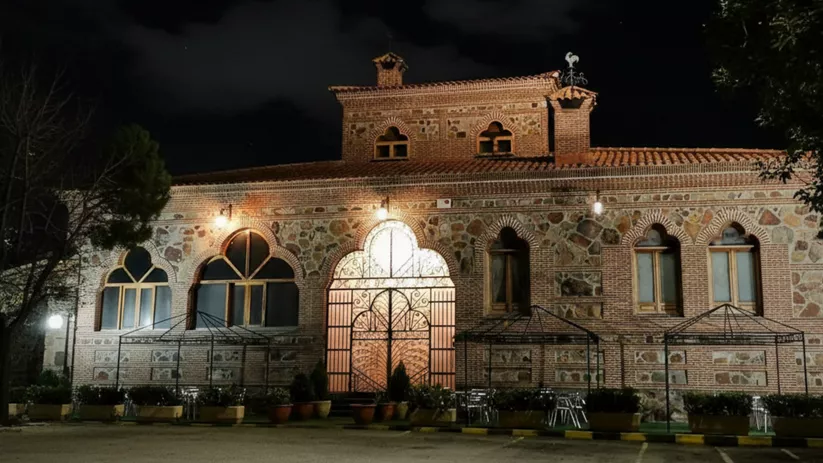 Conjunto histórico con murallas y edificaciones de piedra
