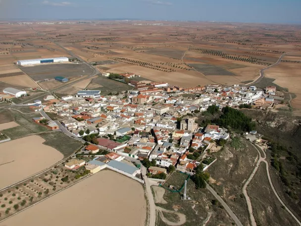 Vista aérea de núcleo urbano rodeado de campos de cultivo