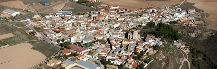 Vista aérea de núcleo urbano rodeado de campos de cultivo