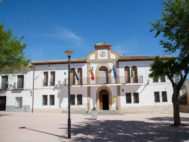 Fachada de edificio institucional con balcón y reloj
