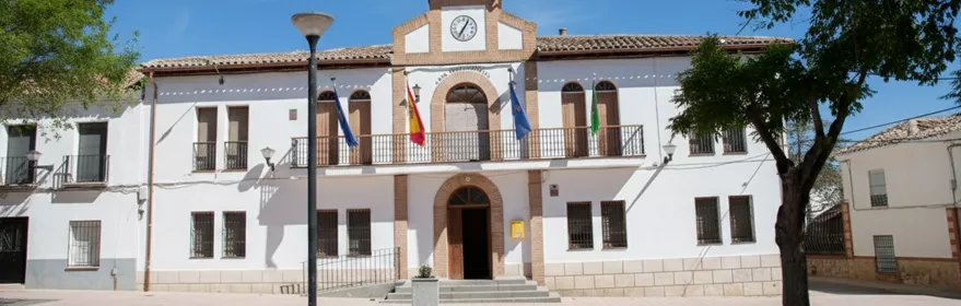 Fachada de edificio institucional con balcón y reloj
