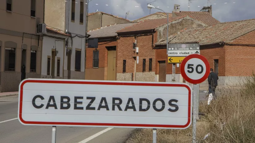 Señal de entrada al municipio junto a carretera