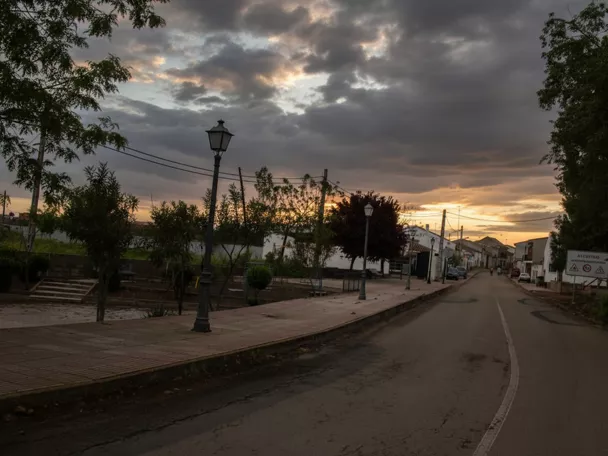 Calle principal al atardecer 