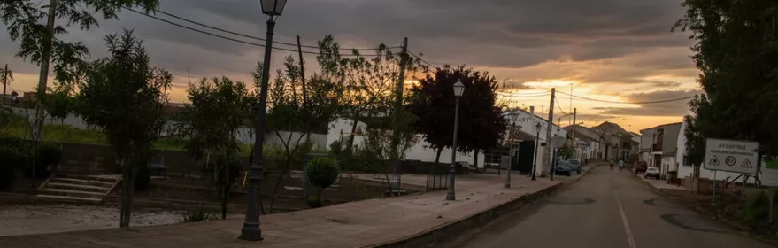 Calle principal al atardecer 