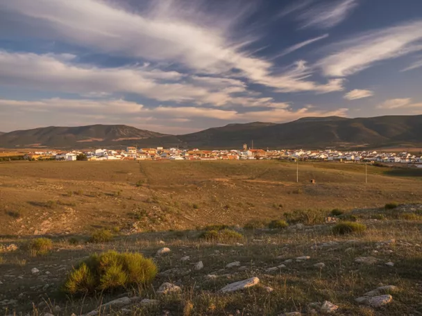 Vista panorámica del pueblo entre montañas