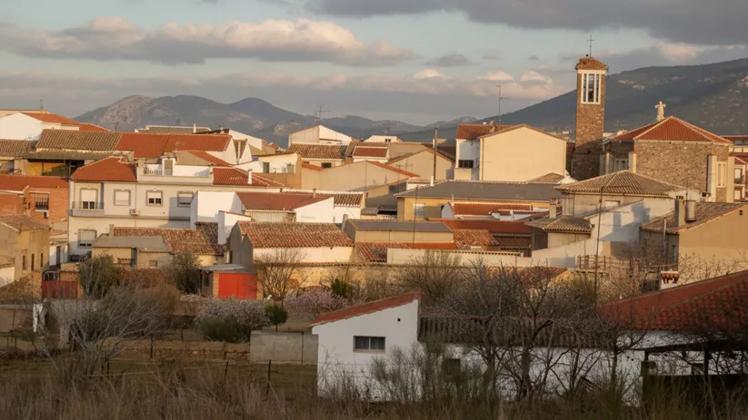 Casas tradicionales con tejados rojizos