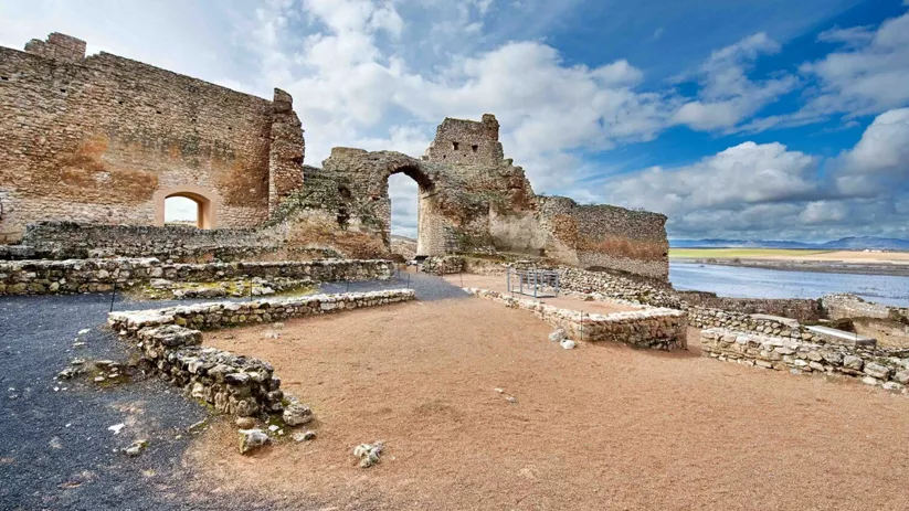 Vista de ruinas de un antiguo castillo