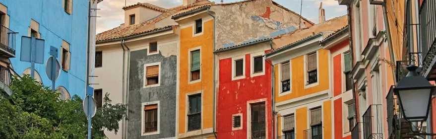 Fachadas colgantes sobre la hoz