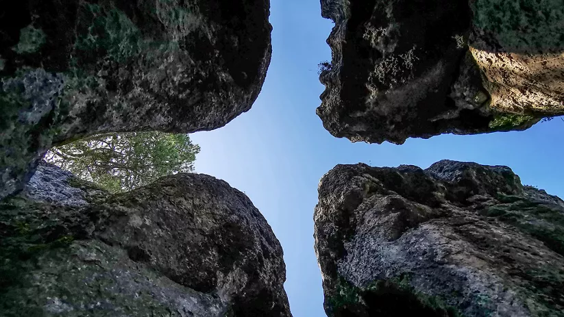 Vista desde el interior de rocas con apertura al cielo