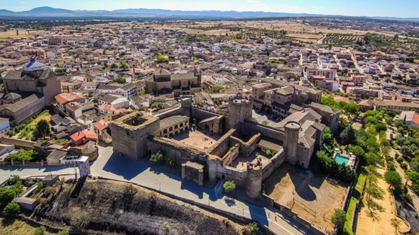 Vista aérea de conjunto fortificado junto al casco urbano