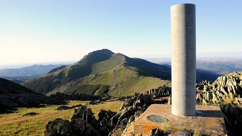 Cima de montaña con vértice geodésico.