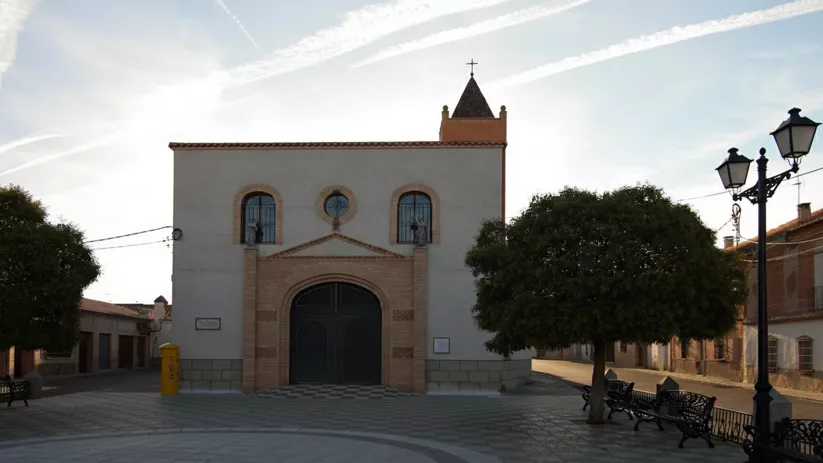 Fachada de iglesia con portada central y plaza despejada