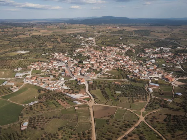 Vista aérea del núcleo urbano rodeado de campos y caminos rurales