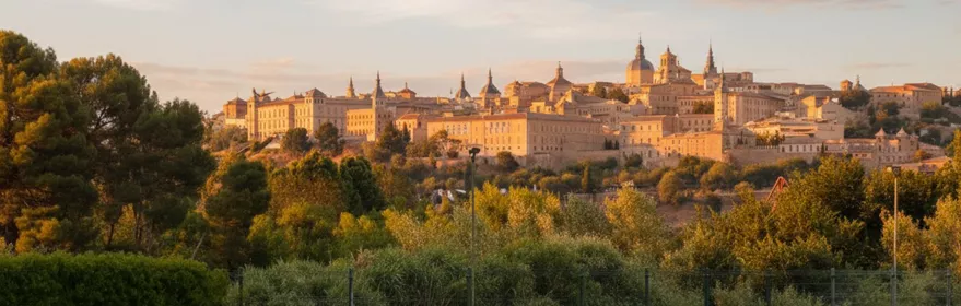 Piscina con vistas a ciudad histórica al atardecer.