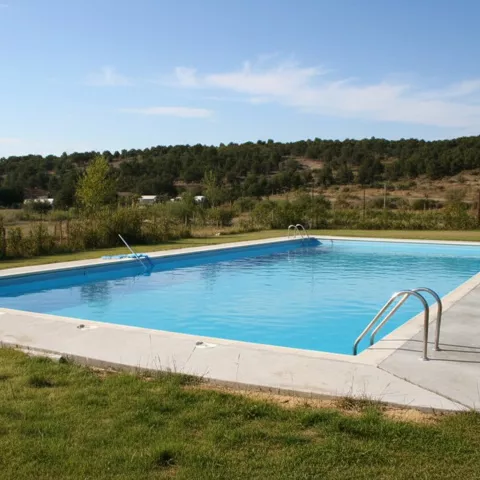 Vista de la piscina del Camping Las Majadas