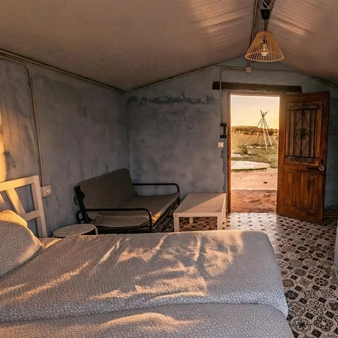 Interior de habitación en el Camping Las Majadas de Cuenca