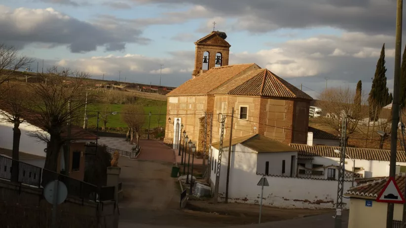 Iglesia de ladrillo vista con espadaña doble
