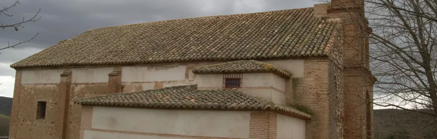 Iglesia de ladrillo con chimenea y tejado tradicional