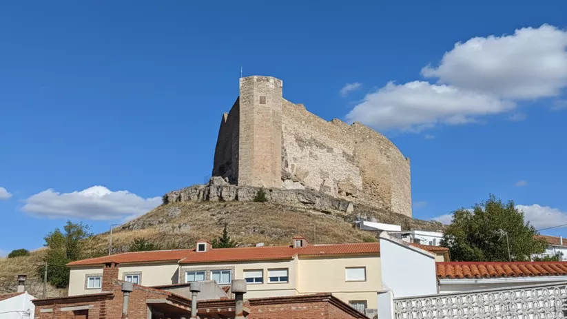 Fortaleza de piedra sobre un cerro