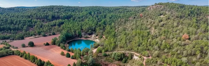 Lagunas de colores entre campos y pinares