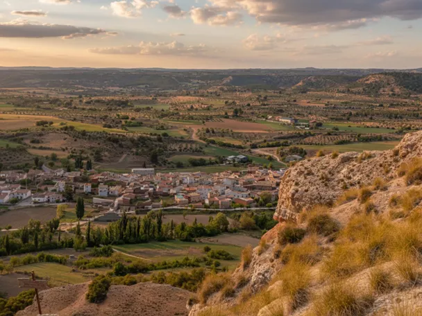 Vista panorámica del pueblo entre campos y cerros