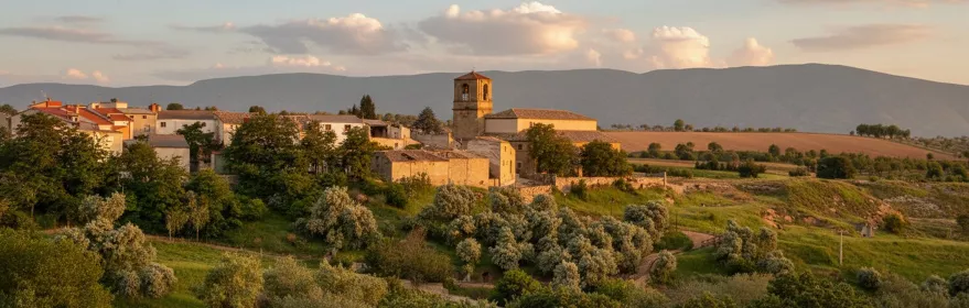 Vista general de Cañaveruelas entre campos y colinas.