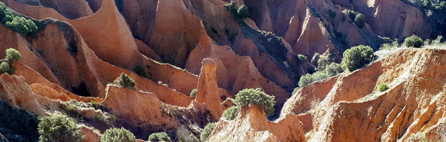 Formaciones de arcilla rojiza con formas afiladas.