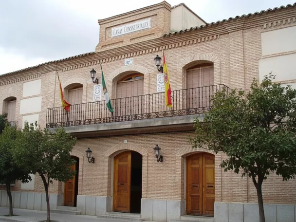 Vista aérea de un núcleo rural rodeado de campos y caminos