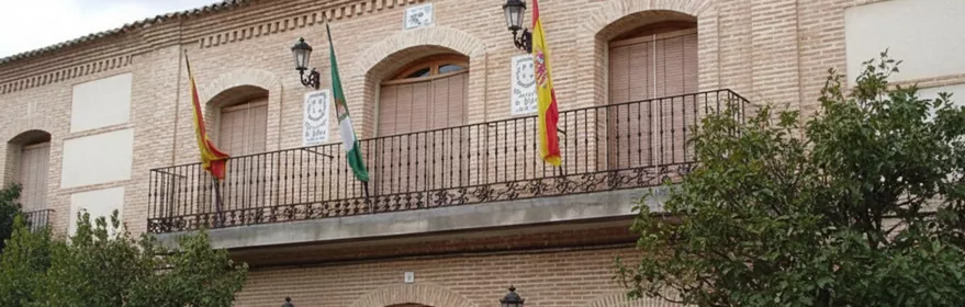 Vista aérea de un núcleo rural rodeado de campos y caminos