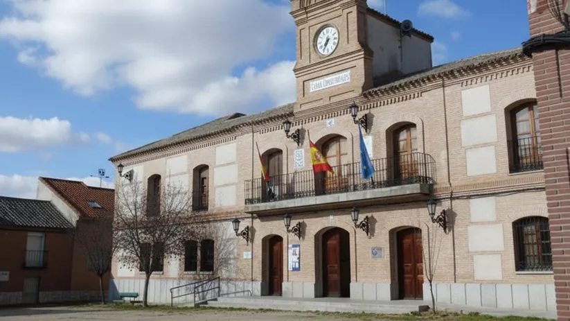 Iglesia de piedra con torre campanario y pórtico