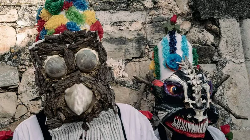 Máscaras artesanales de tradición festiva.