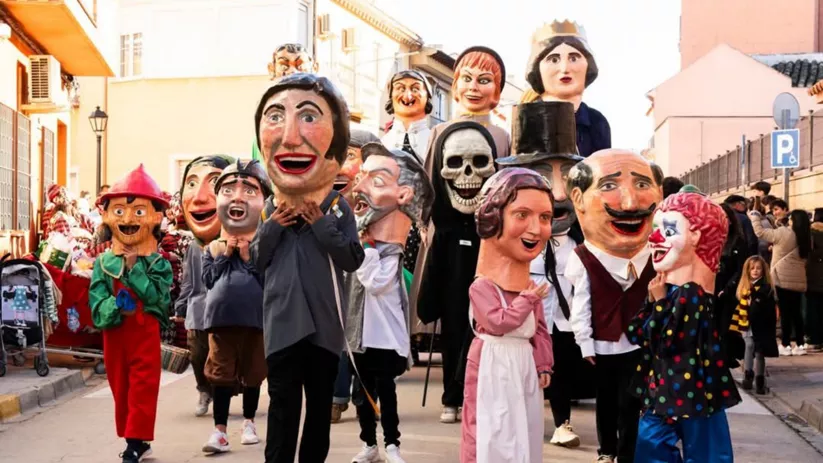 Comparsa de figuras gigantes durante una fiesta popular