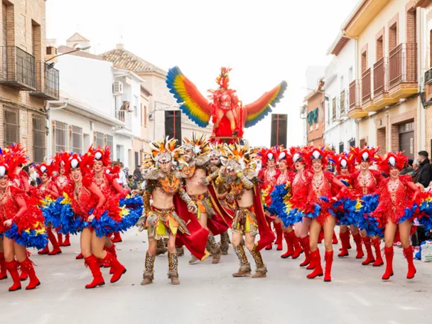 Desfile de carnaval con bailarines y trajes coloridos
