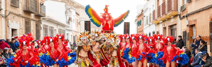 Desfile de carnaval con bailarines y trajes coloridos