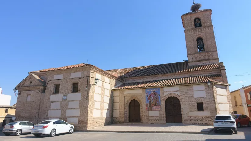 Iglesia de ladrillo con torre y cielo despejado