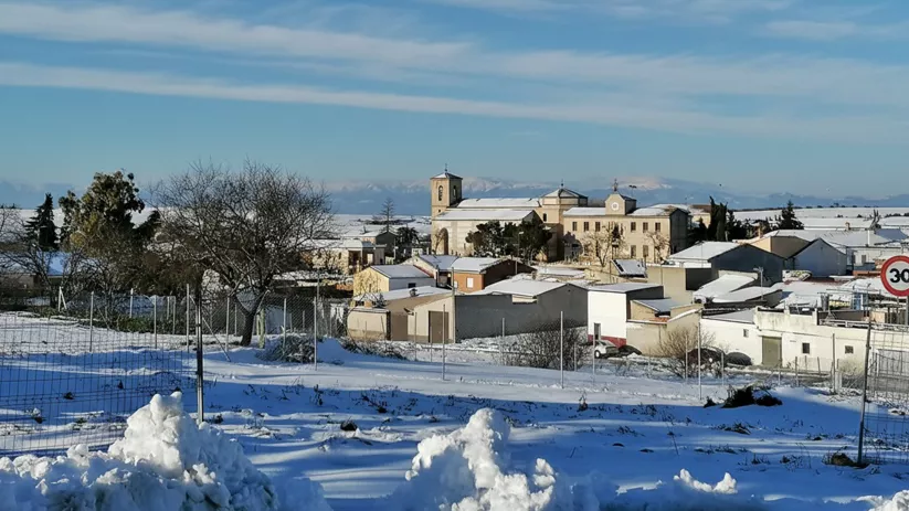 Panorámica del casco urbano cubierto de nieve