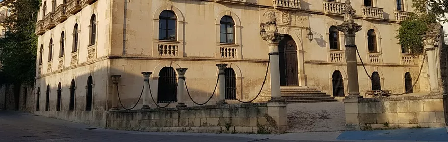 Palacio histórico con balcones y escalinata de entrada