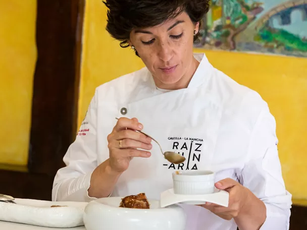 Chef napando carne con salsa