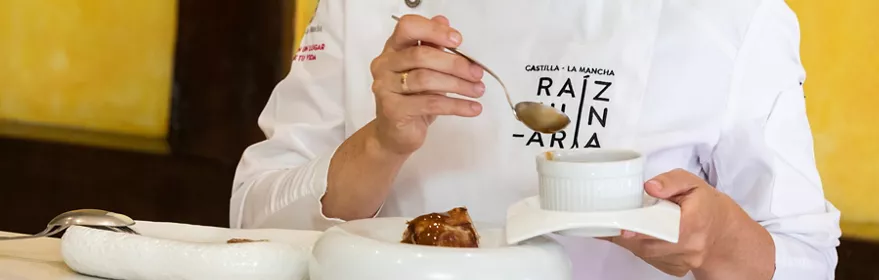 Chef napando carne con salsa