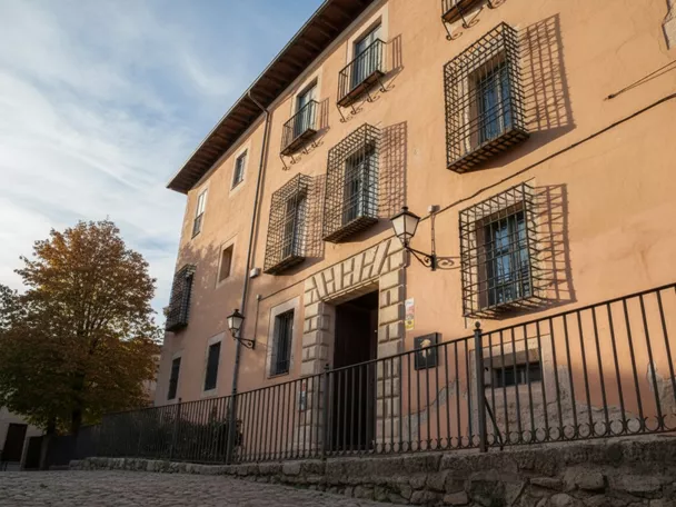 Fachada histórica con balcones y rejas metálicas.