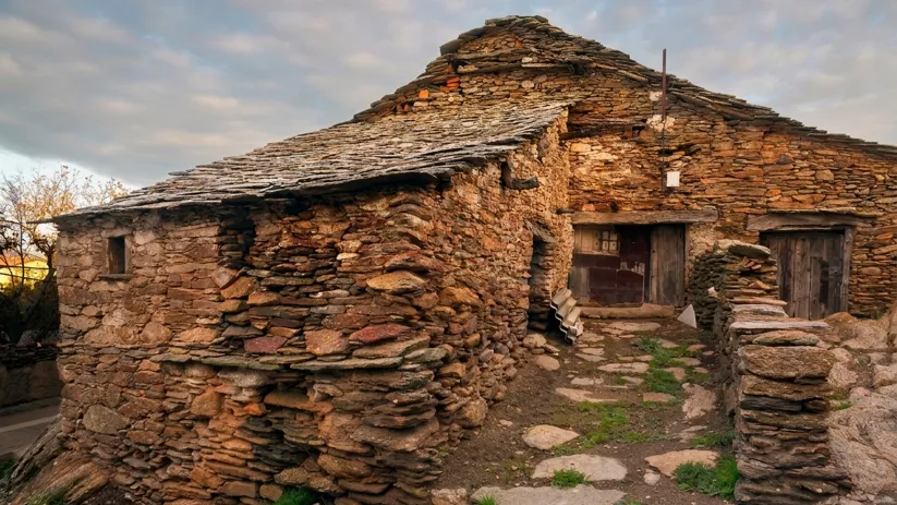 Arquitectura tradicional de piedra en vivienda rural