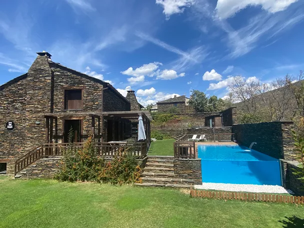 La Casa del Ocejón se encuentra en Majaelrayo, pueblo típico de arquitectura negra situado en el Parque Natural de la Sierra Norte de Guadalajara. Con capacidad para 20-22 personas, cuenta con 2 módulos adosados: la Casona y el Apartamento, que pueden alquilarse conjuntamente o de forma independiente.