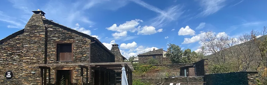 La Casa del Ocejón se encuentra en Majaelrayo, pueblo típico de arquitectura negra situado en el Parque Natural de la Sierra Norte de Guadalajara. Con capacidad para 20-22 personas, cuenta con 2 módulos adosados: la Casona y el Apartamento, que pueden alquilarse conjuntamente o de forma independiente.