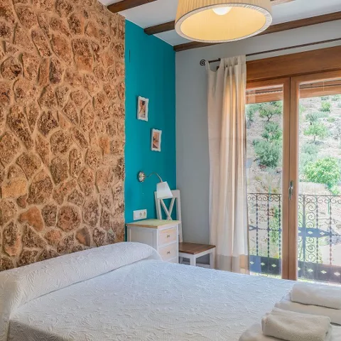 Dormitorio con cama doble